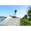 Bílá koloběžka do skateparku