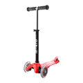 Tříkolečková koloběžka pro děti v červené barvě Micro Mini2Go DeLuxe Plus Red