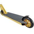 Zlatá freestyle koloběžka pro začátečníky Chiili Reaper Gold