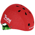 Červená helma na brusle